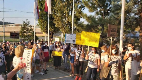 У ШТРАЈК ЗБОГ ДИРЕКТОРА: Незадовољство колектива Основне школе Иво Андрић на Канаревом брду не јењава, најављена радикализација протеста У ШТРАЈК ЗБОГ ДИРЕКТОРА: Незадовољство колектива Основне школе Иво Андрић на Канаревом брду не јењава, најављена радикализација протеста