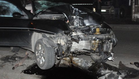 САОБРАЋАЈНА НЕСРЕЋА У КРАЉЕВУ: Жена ударила у бандеру, хитно је превезли у болницу (ФОТО) САОБРАЋАЈНА НЕСРЕЋА У КРАЉЕВУ: Жена ударила у бандеру, хитно је превезли у болницу (ФОТО)