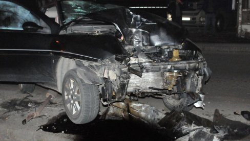 SAOBRAĆAJNA NESREĆA U KRALJEVU: Žena udarila u banderu, hitno je prevezli u bolnicu (FOTO) SAOBRAĆAJNA NESREĆA U KRALJEVU: Žena udarila u banderu, hitno je prevezli u bolnicu (FOTO)