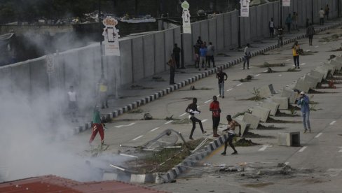 MAHANJE STRANOM ZASTAVOM TOKOM ANTIVLADINIH PROTESTA JE AKT IZDAJE : Nigerija uhapsila krojače koji su šili ruske zastave za demonstrante MAHANJE STRANOM ZASTAVOM TOKOM ANTIVLADINIH PROTESTA JE AKT IZDAJE : Nigerija uhapsila krojače koji su šili ruske zastave za demonstrante