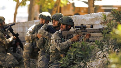 ТУРСКИ ВОЈНИК ПОГИНУО У СИРИЈИ: Још четворица рањена у ракетном нападу ТУРСКИ ВОЈНИК ПОГИНУО У СИРИЈИ: Још четворица рањена у ракетном нападу