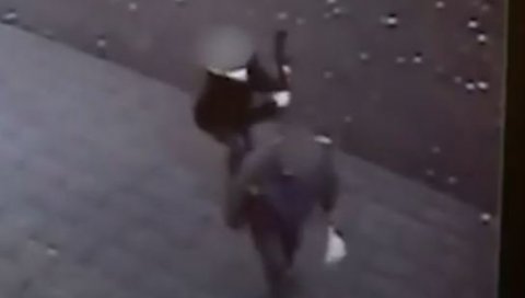 СНИМАК НАПАДА НА ПРОФЕСОРА У БОРУ! Маскирани нападач га ударио са леђа металном палицом (ВИДЕО) СНИМАК НАПАДА НА ПРОФЕСОРА У БОРУ! Маскирани нападач га ударио са леђа металном палицом (ВИДЕО)