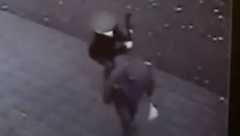 СНИМАК НАПАДА НА ПРОФЕСОРА У БОРУ! Маскирани нападач га ударио са леђа металном палицом (ВИДЕО) СНИМАК НАПАДА НА ПРОФЕСОРА У БОРУ! Маскирани нападач га ударио са леђа металном палицом (ВИДЕО)