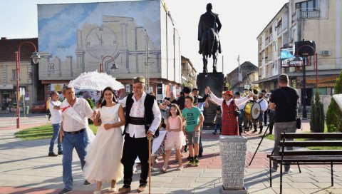 ПЕСНИК И ГЛУМАЦ С ПРЕГРШТ ПРИЗНАЊА: Радник Општинске управе има времена и за поезију и глуму ПЕСНИК И ГЛУМАЦ С ПРЕГРШТ ПРИЗНАЊА: Радник Општинске управе има времена и за поезију и глуму