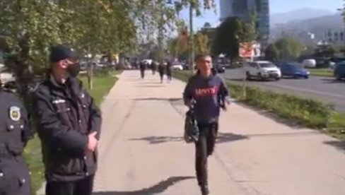 SNIMAK POSTAO HIT U REGIONU: Neće da nosi masku u javnosti, evo kako je izbegao plaćanje kazne (VIDEO) SNIMAK POSTAO HIT U REGIONU: Neće da nosi masku u javnosti, evo kako je izbegao plaćanje kazne (VIDEO)