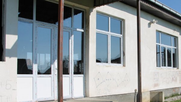 РАДОВЕ ПЛАЋА ОПШТИНА: Реконструкција Дома културе у Гружи код Кнића РАДОВЕ ПЛАЋА ОПШТИНА: Реконструкција Дома културе у Гружи код Кнића