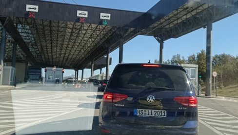 СВЕ ВИШЕ ПУТНИКА ИЗ ИНОСТРАНСТВА: Поново гужве на административном прелазу Мердаре СВЕ ВИШЕ ПУТНИКА ИЗ ИНОСТРАНСТВА: Поново гужве на административном прелазу Мердаре