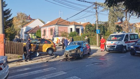 UDES U CENTRU ČAČKA: U direktnom sudaru „citroena“ i „škode“ povređene dve osobe UDES U CENTRU ČAČKA: U direktnom sudaru „citroena“ i „škode“ povređene dve osobe