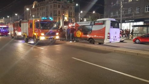 HAOS NA TERAZIJAMA: Taksista uleteo u suprotnu traku, policija i vatrogasci na licu mesta (FOTO/VIDEO) HAOS NA TERAZIJAMA: Taksista uleteo u suprotnu traku, policija i vatrogasci na licu mesta (FOTO/VIDEO)
