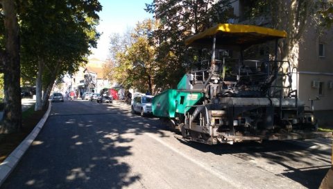 АСФАЛТИРАЊЕ ПУТЕВА И УЛИЦА: Инвестиције из градског буџета АСФАЛТИРАЊЕ ПУТЕВА И УЛИЦА: Инвестиције из градског буџета