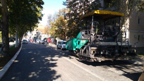 АСФАЛТИРАЊЕ ПУТЕВА И УЛИЦА: Инвестиције из градског буџета АСФАЛТИРАЊЕ ПУТЕВА И УЛИЦА: Инвестиције из градског буџета