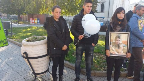 ШУТИРАЛИ ГА У ГЛАВУ И УДАРАЛИ ДО СМРТИ Почело суђење за убиство Стефана Филића, одбрану износе оптужени ШУТИРАЛИ ГА У ГЛАВУ И УДАРАЛИ ДО СМРТИ Почело суђење за убиство Стефана Филића, одбрану износе оптужени