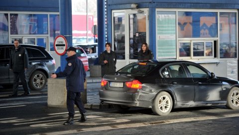 НЕЗАБЕЛЕЖЕН СЛУЧАЈ НА ГРАДИНИ, ЦАРИНИЦИ У ШОКУ: Отворили хаубу и запрепастили се - прекрила лице, била умотана у крпе (ФОТО)