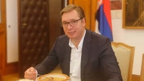 КРАТАК ПРЕДАХ ПРЕД ТЕШКЕ САСТАНКЕ: Свима је препоручио традиционално српско војничко јело (ФОТО) КРАТАК ПРЕДАХ ПРЕД ТЕШКЕ САСТАНКЕ: Свима је препоручио традиционално српско војничко јело (ФОТО)