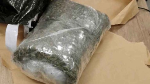 УХАПШЕН БЕОГРАЂАНИН Носио два килограма марихуане у кеси на улици УХАПШЕН БЕОГРАЂАНИН Носио два килограма марихуане у кеси на улици