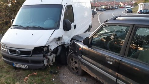 SAOBRAĆAJKA U BORU: Muškarac mitsubišijem udario u parkirani automobil, nastradao na mestu nesreće (FOTO) SAOBRAĆAJKA U BORU: Muškarac mitsubišijem udario u parkirani automobil, nastradao na mestu nesreće (FOTO)