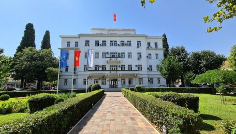 DUG I VIŠKOVI GUŠE PODGORICU: Zbog nemara bivše Uprave, rad i održivost budžeta upitni DUG I VIŠKOVI GUŠE PODGORICU: Zbog nemara bivše Uprave, rad i održivost budžeta upitni