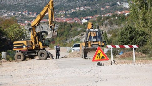 HIDROELEKTRANA PRAVI PUT U TREBINJU: Uloženo više od 500.000 km u novu deonicu HIDROELEKTRANA PRAVI PUT U TREBINJU: Uloženo više od 500.000 km u novu deonicu