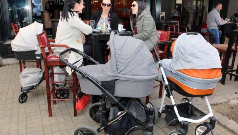 АЛАРМАНТНО! ГОДИШЊЕ НАС ИМА СКОРО 100.000 МАЊЕ: Број становника рапидно пада АЛАРМАНТНО! ГОДИШЊЕ НАС ИМА СКОРО 100.000 МАЊЕ: Број становника рапидно пада