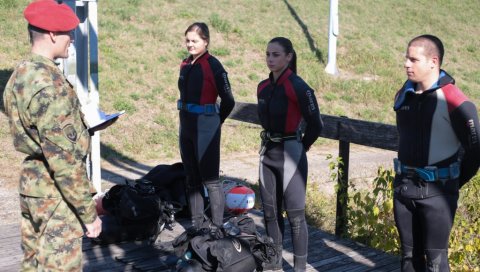 ДЕВОЈКЕ КОЈЕ МАРШИРАЈУ И ПОД ВОДОМ: Нела и Јелена су прве жене рониоци у војсци Србије (ФОТО) ДЕВОЈКЕ КОЈЕ МАРШИРАЈУ И ПОД ВОДОМ: Нела и Јелена су прве жене рониоци у војсци Србије (ФОТО)