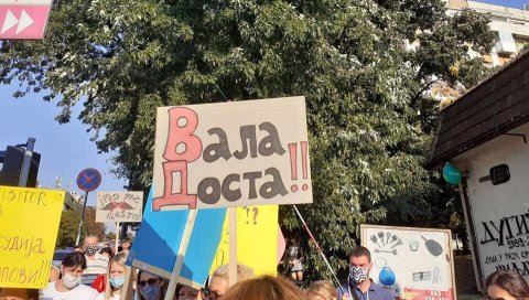БОЈКОТ ЧАСОВА ЗБОГ ДИРЕКТОРА ШКОЛЕ: Не јењава незадовољство у ОШ Иво Андрић на Канаревом брду БОЈКОТ ЧАСОВА ЗБОГ ДИРЕКТОРА ШКОЛЕ: Не јењава незадовољство у ОШ Иво Андрић на Канаревом брду