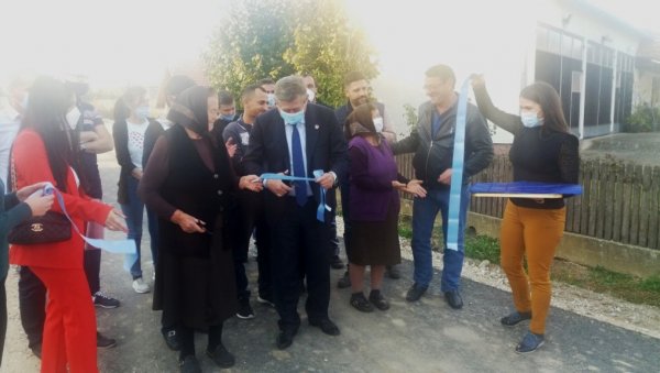 НОВАЦ ДАЈУ МЕШТАНИ, А ВИШЕ ГРАД: Нови асфалт у Доњој Буковици код Бијељине НОВАЦ ДАЈУ МЕШТАНИ, А ВИШЕ ГРАД: Нови асфалт у Доњој Буковици код Бијељине