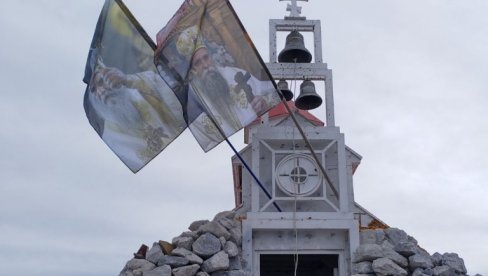 НА РУМИЈИ СЕ ЗАВИЈОРИЛИ БАРЈАЦИ: Заставе са ликовима Амфилохија и Јоаникија израз љубави народа према својој цркви НА РУМИЈИ СЕ ЗАВИЈОРИЛИ БАРЈАЦИ: Заставе са ликовима Амфилохија и Јоаникија израз љубави народа према својој цркви