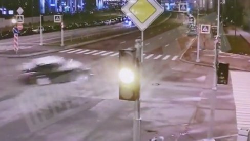 (UZNEMIRUJUĆI VIDEO) JEZIVI SUDAR NA RASKRSNICI: Pri punoj brzini prošao na žuto, pa se zakucao u drugo vozilo (UZNEMIRUJUĆI VIDEO) JEZIVI SUDAR NA RASKRSNICI: Pri punoj brzini prošao na žuto, pa se zakucao u drugo vozilo