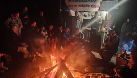 ПРЕКО ПЛАНИНЕ РОКЋУ НАТО МАШИНЕ: Одржано песничко вече на Сињавини, стихотворци бране природну светињу (ФОТО) ПРЕКО ПЛАНИНЕ РОКЋУ НАТО МАШИНЕ: Одржано песничко вече на Сињавини, стихотворци бране природну светињу (ФОТО)