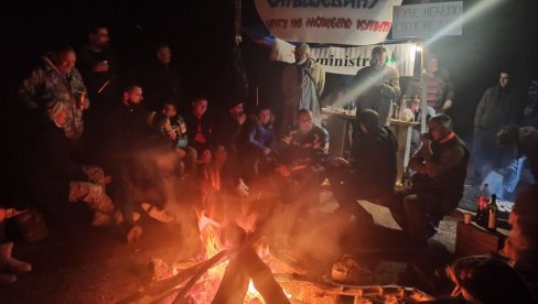 ПРЕКО ПЛАНИНЕ РОКЋУ НАТО МАШИНЕ: Одржано песничко вече на Сињавини, стихотворци бране природну светињу (ФОТО) ПРЕКО ПЛАНИНЕ РОКЋУ НАТО МАШИНЕ: Одржано песничко вече на Сињавини, стихотворци бране природну светињу (ФОТО)