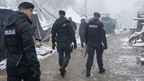 PUCNJAVA U VELIKOJ KLADUŠI: Policija traži muškarca naoružanog automatskom puškom, predstavio se kao američki vojnik PUCNJAVA U VELIKOJ KLADUŠI: Policija traži muškarca naoružanog automatskom puškom, predstavio se kao američki vojnik