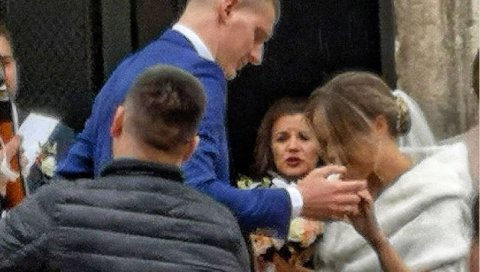 МЛАДЕНЦИ ИГРАЛИ КОЛЦЕ ИСПРЕД ЦРКВЕ: Детаљи венчања Николе Јокића, слављу присуствовао и један НБА кошаркаш (ФОТО) МЛАДЕНЦИ ИГРАЛИ КОЛЦЕ ИСПРЕД ЦРКВЕ: Детаљи венчања Николе Јокића, слављу присуствовао и један НБА кошаркаш (ФОТО)
