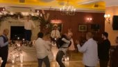 У ТОМ СОМБОРУ: Јокић китио музику, у екстази завршио на столу, освануо видео са свадбе (ВИДЕО) У ТОМ СОМБОРУ: Јокић китио музику, у екстази завршио на столу, освануо видео са свадбе (ВИДЕО)