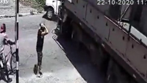 МУЖ ГЛЕДАО КАКО ВОЗ НАЛЕЋЕ НА КОЛА У КОЈИМА ЈЕ БИЛА ЊЕГОВА ЖЕНА: Уследио неочекиван исход (ВИДЕО) МУЖ ГЛЕДАО КАКО ВОЗ НАЛЕЋЕ НА КОЛА У КОЈИМА ЈЕ БИЛА ЊЕГОВА ЖЕНА: Уследио неочекиван исход (ВИДЕО)