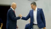 АЈДЕ, КОНЦЕНТРЕЈШН: Ево како звучи тренер Црвене звезде када га понесу емоције! АЈДЕ, КОНЦЕНТРЕЈШН: Ево како звучи тренер Црвене звезде када га понесу емоције!