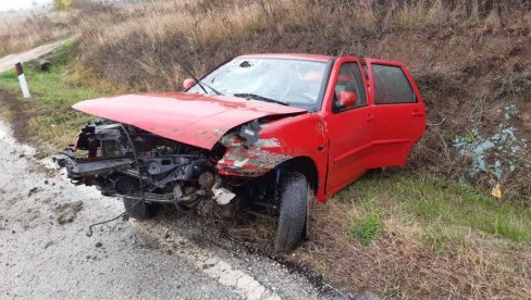 POTRAGA ZA VOZAČEM POLA: Kladovljanin sleteo sa puta, pa havarisan automobil ostavio u kanalu (FOTO) POTRAGA ZA VOZAČEM POLA: Kladovljanin sleteo sa puta, pa havarisan automobil ostavio u kanalu (FOTO)