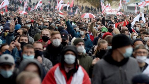 ШОК БОМБЕ КОД ПРЕДСЕДНИЧКЕ РЕЗИДЕНЦИЈЕ: Белоруска полиција спроводи масовна хапшења демонстраната (ВИДЕО) ШОК БОМБЕ КОД ПРЕДСЕДНИЧКЕ РЕЗИДЕНЦИЈЕ: Белоруска полиција спроводи масовна хапшења демонстраната (ВИДЕО)