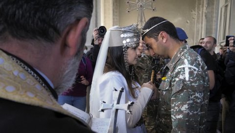 СА ВЕНЧАЊА НА ФРОНТ: Јерменски војник се оженио у гранатираној цркви, порука коју су он и његова супруга послали слама срце (ФОТО) СА ВЕНЧАЊА НА ФРОНТ: Јерменски војник се оженио у гранатираној цркви, порука коју су он и његова супруга послали слама срце (ФОТО)