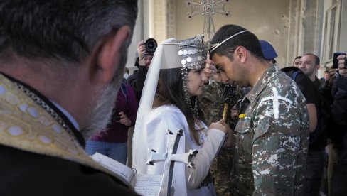 СА ВЕНЧАЊА НА ФРОНТ: Јерменски војник се оженио у гранатираној цркви, порука коју су он и његова супруга послали слама срце (ФОТО) СА ВЕНЧАЊА НА ФРОНТ: Јерменски војник се оженио у гранатираној цркви, порука коју су он и његова супруга послали слама срце (ФОТО)