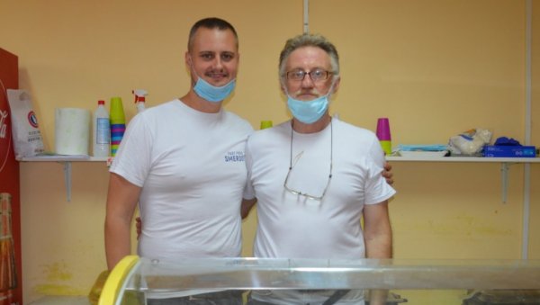 СПРЕМАЈУ УЖИНУ ЗА СИРОМАШНЕ ЂАКЕ: Породица Смердов из Вршца обезбеђује оброке за социјално угрожене школарце СПРЕМАЈУ УЖИНУ ЗА СИРОМАШНЕ ЂАКЕ: Породица Смердов из Вршца обезбеђује оброке за социјално угрожене школарце