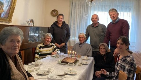 ВИД ОСЛАБИО, ПА СЛУША ТВ ПРЕНОС: Бака Милка из Жупе, најстарији навијач Новака Ђоковића, напунила 105 година ВИД ОСЛАБИО, ПА СЛУША ТВ ПРЕНОС: Бака Милка из Жупе, најстарији навијач Новака Ђоковића, напунила 105 година