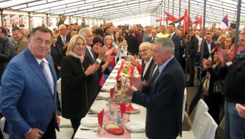 КОРОНА РАЗМОНТИРАЛА ШАТОРЕ СА МУЗИКОМ! Епидемија ковида 19 диктира и изглед кампање за локалне изборе у Републици Српској КОРОНА РАЗМОНТИРАЛА ШАТОРЕ СА МУЗИКОМ! Епидемија ковида 19 диктира и изглед кампање за локалне изборе у Републици Српској