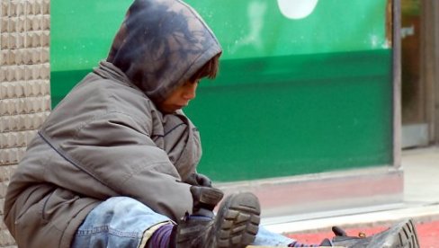 ZA TRAŽENJE MILOSTINJE KAZNA DO 10.000 DINARA ILI ZATVOR 30 DANA: Koliko u Srbiji ima dece prosjaka i ko i šta ih na to tera ZA TRAŽENJE MILOSTINJE KAZNA DO 10.000 DINARA ILI ZATVOR 30 DANA: Koliko u Srbiji ima dece prosjaka i ko i šta ih na to tera