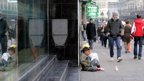 У ПРОСЈАЧЕЊЕ И СА ДВЕ ГОДИНЕ?! Милостињу, поред сиромашних, тражи све више оних који глуме муку и злоупотребљавају најмлађе У ПРОСЈАЧЕЊЕ И СА ДВЕ ГОДИНЕ?! Милостињу, поред сиромашних, тражи све више оних који глуме муку и злоупотребљавају најмлађе