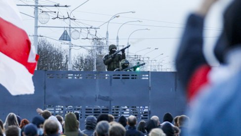 НАПАД НА ПОЛИЦИЈСКУ СТАНИЦУ: Белоруски демонстранти каменовали службена возила (ВИДЕО) НАПАД НА ПОЛИЦИЈСКУ СТАНИЦУ: Белоруски демонстранти каменовали службена возила (ВИДЕО)