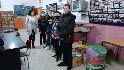ПРИКУПИЛИ 100 ЏАКОВА ГАРДЕРОБЕ: Школарци помажу деци са подручја Свилајнца ПРИКУПИЛИ 100 ЏАКОВА ГАРДЕРОБЕ: Школарци помажу деци са подручја Свилајнца