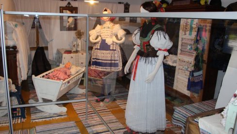 ПРВИ ПУТ ИЗЛОЖЕНА НОШЊА СТАРА 700 ГОДИНА: Кућа народног хероја Јанка Чмелика у Старој Пазови отворена за посетиоце (ФОТО) ПРВИ ПУТ ИЗЛОЖЕНА НОШЊА СТАРА 700 ГОДИНА: Кућа народног хероја Јанка Чмелика у Старој Пазови отворена за посетиоце (ФОТО)