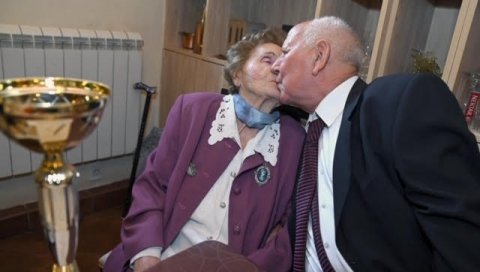 ОНИ СУ ПРОСЛАВИЛИ 70 ГОДИНА БРАКА: Љубавна прича Милана и Дамјанке почела је на вашару, а траје и дан данас (ФОТО) ОНИ СУ ПРОСЛАВИЛИ 70 ГОДИНА БРАКА: Љубавна прича Милана и Дамјанке почела је на вашару, а траје и дан данас (ФОТО)