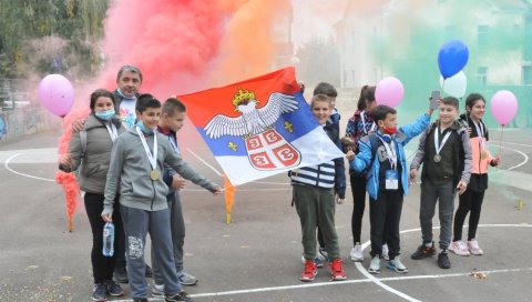 КРАЉЕВИ ИЗ КРАЉЕВА: Тим ОШ Димитрије Туцовић, освајач злата на Спортским играма младих у Сарајеву КРАЉЕВИ ИЗ КРАЉЕВА: Тим ОШ Димитрије Туцовић, освајач злата на Спортским играма младих у Сарајеву