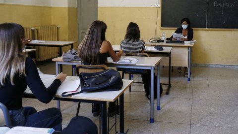 РАНИО ПРОФЕСОРКУ НОЖЕМ И ВИКАО - СВЕ ЋУ ВАС ПОБИТИ! Ужас у Италији, за три месеца у нападима ђака повређено 40 просветних радника РАНИО ПРОФЕСОРКУ НОЖЕМ И ВИКАО - СВЕ ЋУ ВАС ПОБИТИ! Ужас у Италији, за три месеца у нападима ђака повређено 40 просветних радника